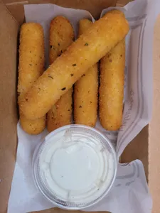 5 Mozzarella Sticks, más Salsa