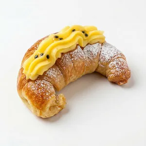 Medialuna rellena maracuyá