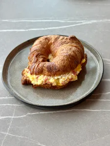 Croissant huevo y salame