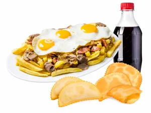 Chorrillana grande ( carne de vacuno, cebolla caramelizada, tres huevos fritos y choricillo) + 6 empanadas 1/2 luna + bebida 1.5 lts.