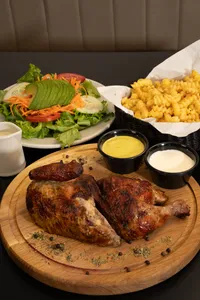 Medio Pollo con Papas y Ensalada