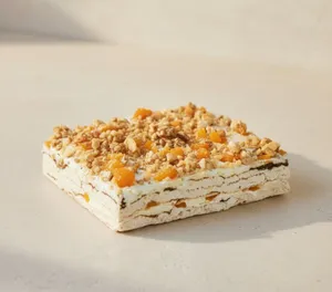 Torta de merengue artesanal con durazno, manjar y nueces de La Merengona en Las Condes, Santiago.