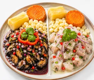 Ceviche de pescado con conchas negras