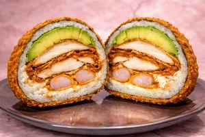 sushiburger:Pollo,Camaron,queso,palta.