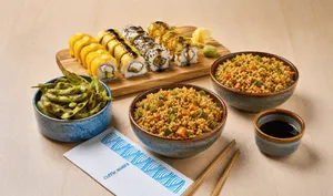 4 Medios Rollos Especial, 2 Yakimeshis y 1 edamames asados