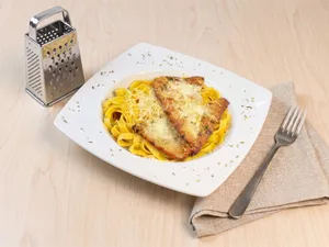 Fettuccini a la Huancaína con Pollo Milanese
