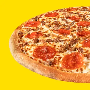 Nuestra exquisita salchicha italiana y pepperoni importados directamente de USA con queso mozarella y salsa de tomate.