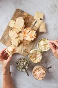 Queso cremoso caprese con prosciutto