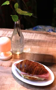 Croissant jamón y queso