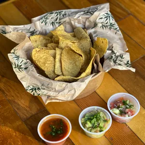 Totopos con salsa