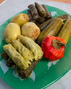 Mixto Vegano de hoja de parra, repollo, pimentón, zapallo italiano