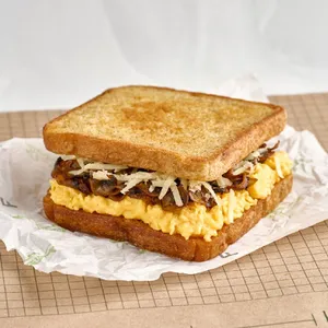 Sandwich de huevos con hongos