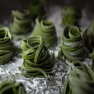 Fettuccini al huevo y espinaca 3-4 pers