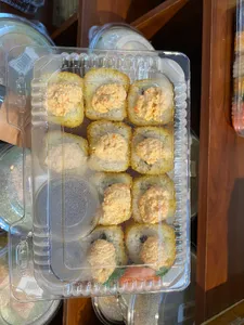 Rollos de sushi California empanizado