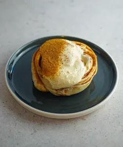 Rollito de canela con frosting