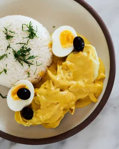 Ají de gallina + entrada y postre.