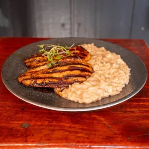 Pechuga Grillada y Arroz Cremoso