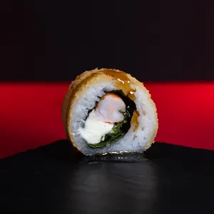 Roll Furai Ebi crujiente, relleno de camarón, queso crema y cebollín, con salsa teriyaki. Sakai Sushi Providencia.