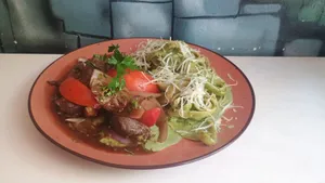 Fetuccini Al Pesto Con Lomo Saltado