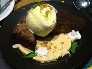 BROWNIE DE CHOCOLATE CON HELADO