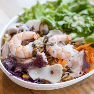 Ensalada Salpicón con Loco Camarón y Pulpo