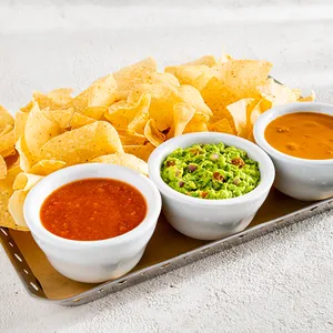 Chips con trio de salsas