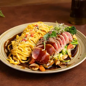 Spaguetti al curri con atún teriyaki