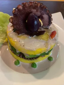 Causa de Pulpo con salsa de olivo