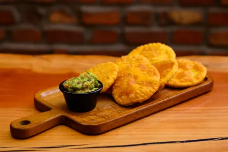 Sopaipillas con Guacamole