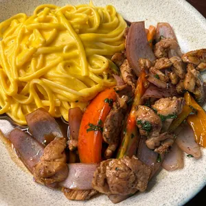 Tallarin a la huancaina con pollo