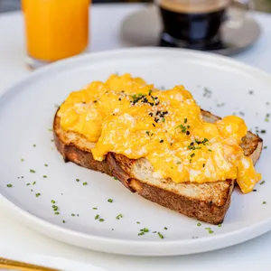 Tostadas Huevos Revueltos