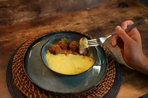 Albondigas Atomatadas con Polenta Cremosa