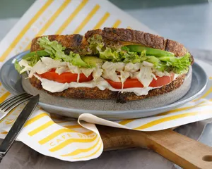 Pollo, palta, tomate, mix verde y mayonesa.