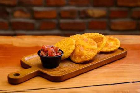 Sopaipillas con pebre + salsa