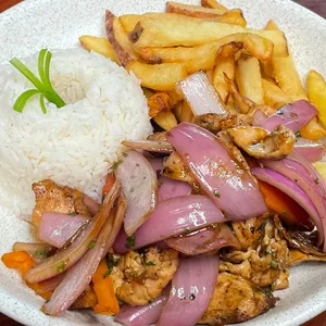 Pollo saltado