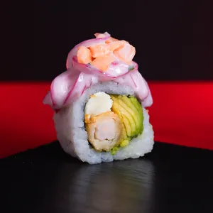 Sake Tartar Roll Nikkei con topping de tartar de salmón en crema acevichada y camote frito, relleno de camarón furai, queso crema y palta. Sakai Sushi Providencia.