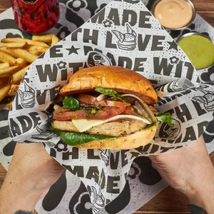 Happy Chicken Con Papas