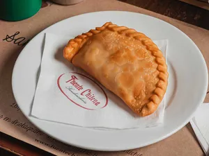 Empanada Frita de Prieta Queso