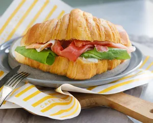 Jamón serrano, queso crema y rúcula