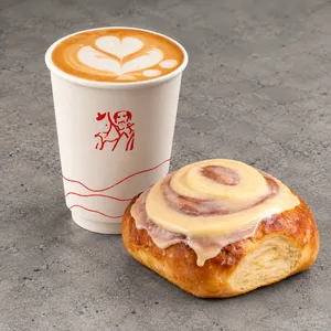Cinnamon roll + café