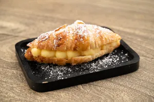 Croissant relleno con crema pastelera