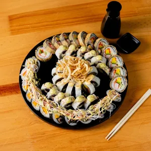 Combo 100:1 maki Capresse, 1 maki Crazy roll, 1 maki Bacon sweet y 1 maki California crunch