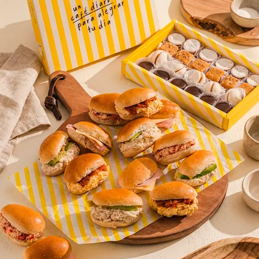 Mesa clásica ( 3 bocados salados + 3 bocados dulces por persona)