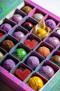 Caja de bombones y trufas del mes morado (25 unidades)