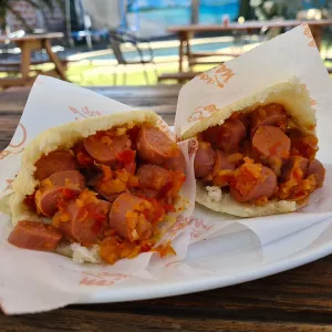 Porción Arepas de Salchichas guisadas