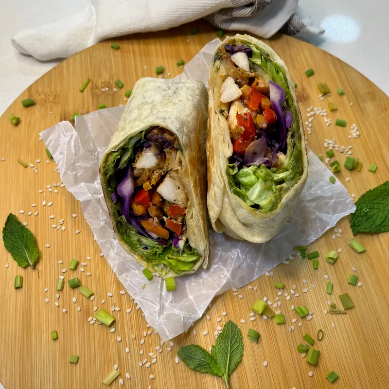 Wrap de Pollo con Vegetales Salteados