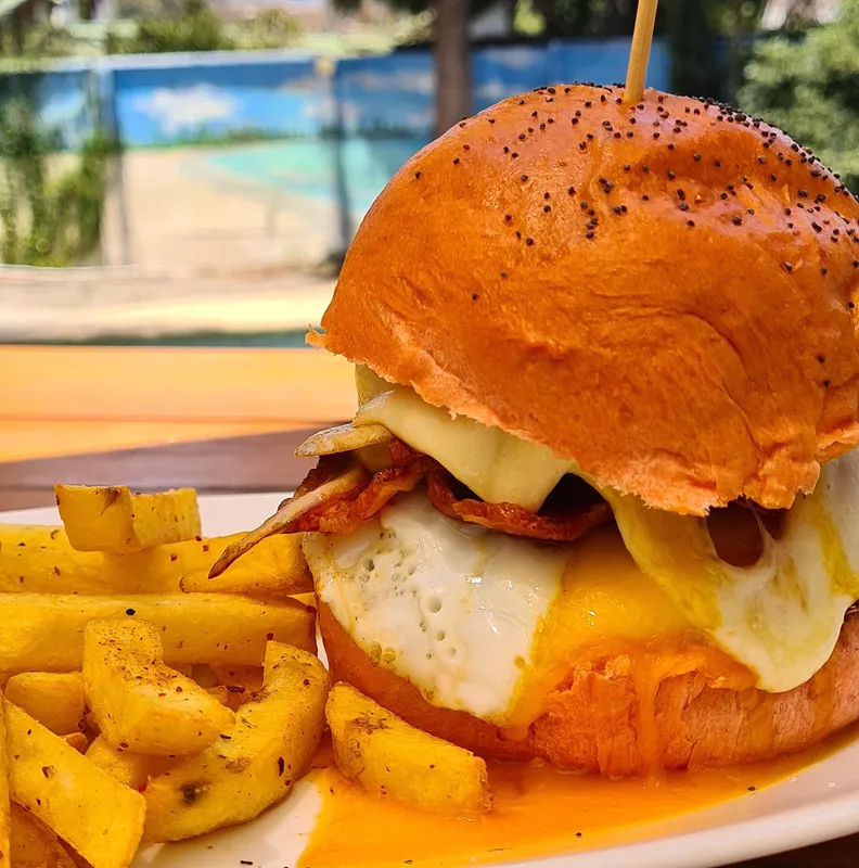 Promo Jueves Burger Clásica +papas+bebida