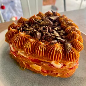 Torta corazón hojarascas manjar mermelada de frambuesas