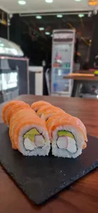 20. Kanikama, Queso, Palta, Envuelto en Salmón