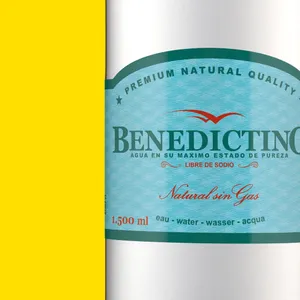Mantente hidratado con agua purificada Benedictino.
